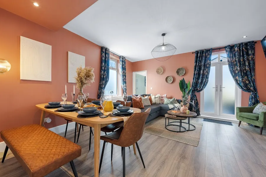 Dining room with a terracotta wall and leather chairs